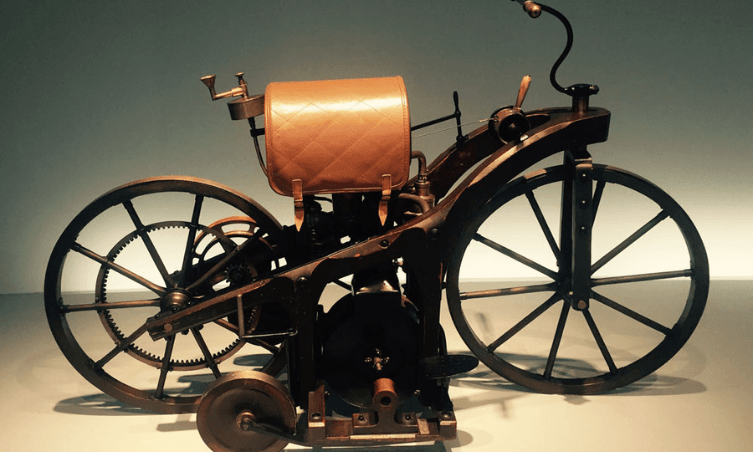 Conoce la historia de la primera motocicleta del mundo, el Reitwagen de 1885, inventada por Gottlieb Daimler y Wilhelm Maybach.