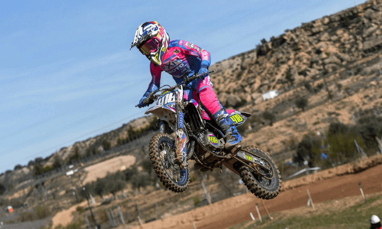 YZ85 bLU cRU Cup: Abella y Vidal, duelo en lo más alto En la categoría YZ85, ocho pilotos fueron los inscritos, aunque solo cinco lograron avanzar a la fase de carreras. Entre ellos, Esteve Abella e Iván Vidal protagonizaron una vibrante lucha por el liderato, repartiéndose las victorias en las mangas y colocándose como los mejores clasificados Yamaha dentro del Campeonato de España, ocupando la octava y novena posición respectivamente. Completaron el Top 5 de la YZ85 bLU cRU Cup: Álvaro Domínguez (Yamaha Eduardo Castro) Javier Mateos Paricio Oier Noguerol Dominio catalán en la YZ65: Biel Vilalta, protagonista absoluto En la categoría YZ65, los diez pilotos Yamaha lograron clasificarse para las carreras ya el sábado, lo que demuestra el alto nivel de preparación. El gran protagonista fue el catalán Biel Vilalta, quien no solo se adjudicó la pole position, sino que también ganó ambas mangas con autoridad. Su rendimiento le situó a un paso del podio en el Nacional, apuntando a una temporada muy prometedora. Lo acompañaron en el podio interno de Yamaha: Raúl García (2º) Hugo Blascos (3º) Mención especial para el resto de pilotos Yamaha en esta categoría: Ramon Campos, Anxo Leira, Benito González, Aratz Aurre, Juanvi Cañado, Julián Cabezuelo y Pablo Caballero, quienes completaron una gran actuación colectiva, destacando por su progresión y competitividad. Próxima cita: la YZ125 bLU cRU Cup en Sanlúcar Arrancan las YZ65 e YZ85 bLU cRU Cup en Motorland