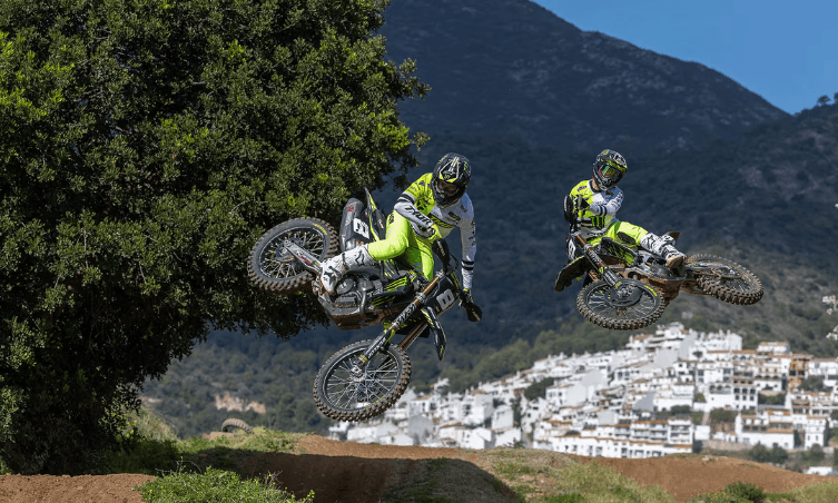 Monster Energy Triumph Factory Racing arranca motores para un ambicioso MXGP 2025