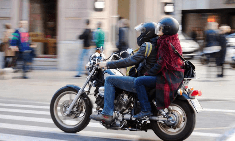 Prohibición de que dos personas circulen en una motocicleta en Perú