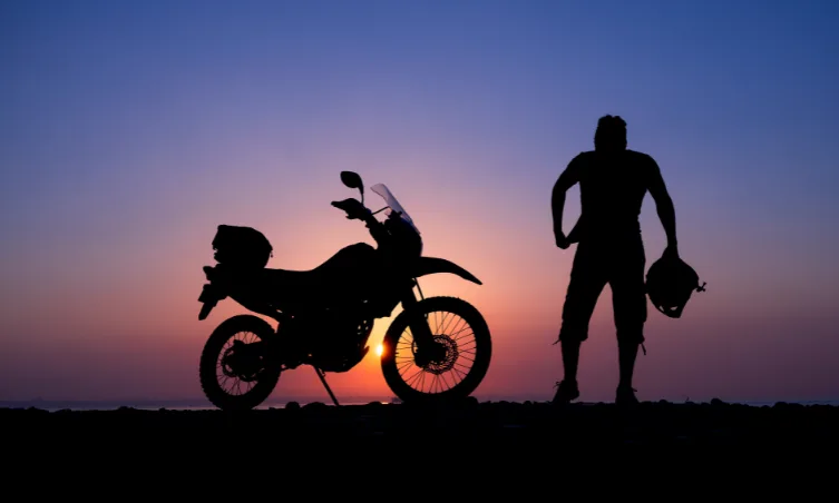 Viajar en Moto de Noche