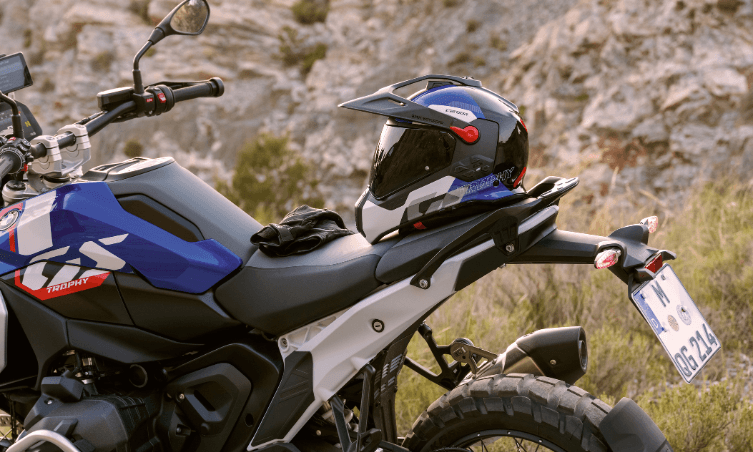 BMW Motorrad presenta el casco GS Rallye Carbon y el sistema ConnectedRide COM P1 GS