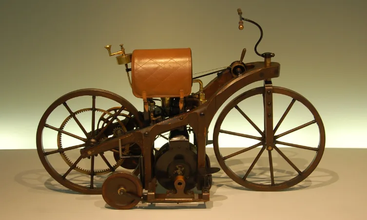 Historia del motociclismo: La primer motocicleta del mundo
