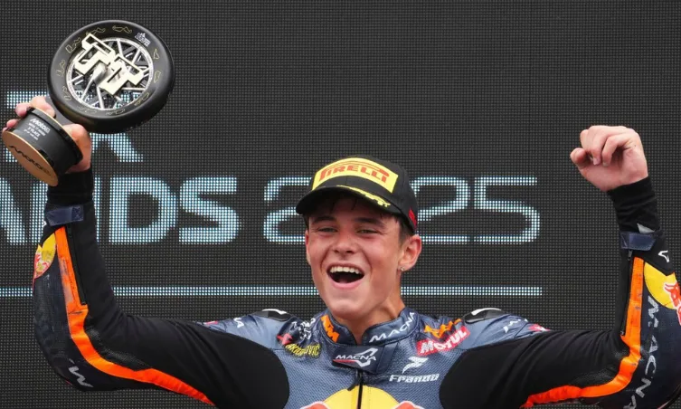 Valentín Perrone logró su primer podio en Moto3 en Países Bajos