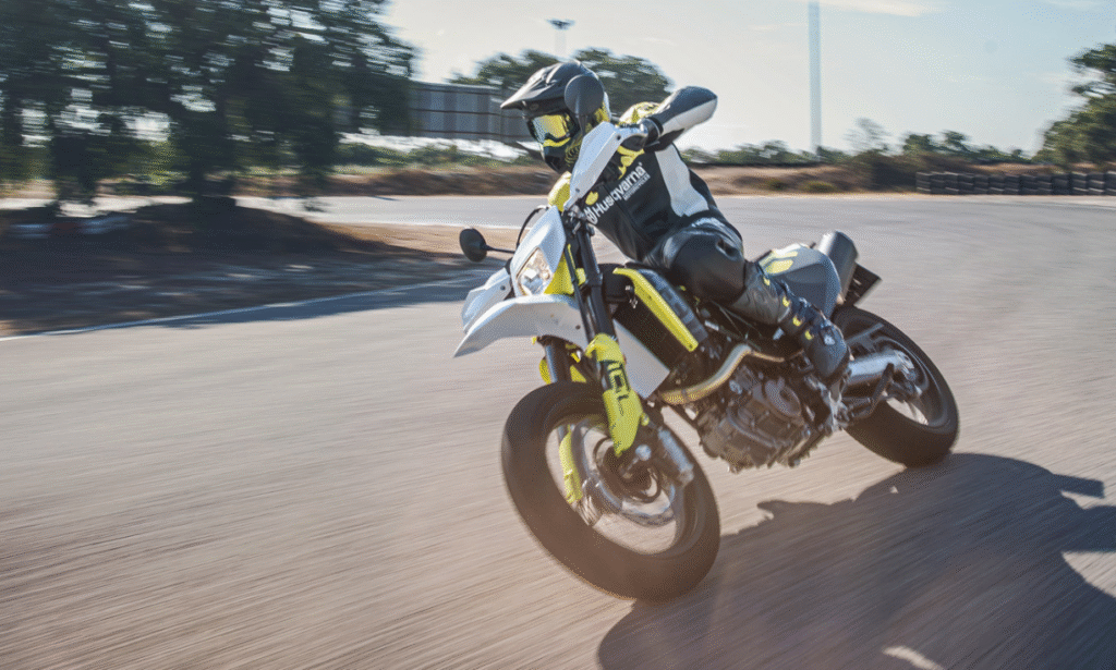 Husqvarna 701 Supermoto: agilidad y adrenalina en estado puro